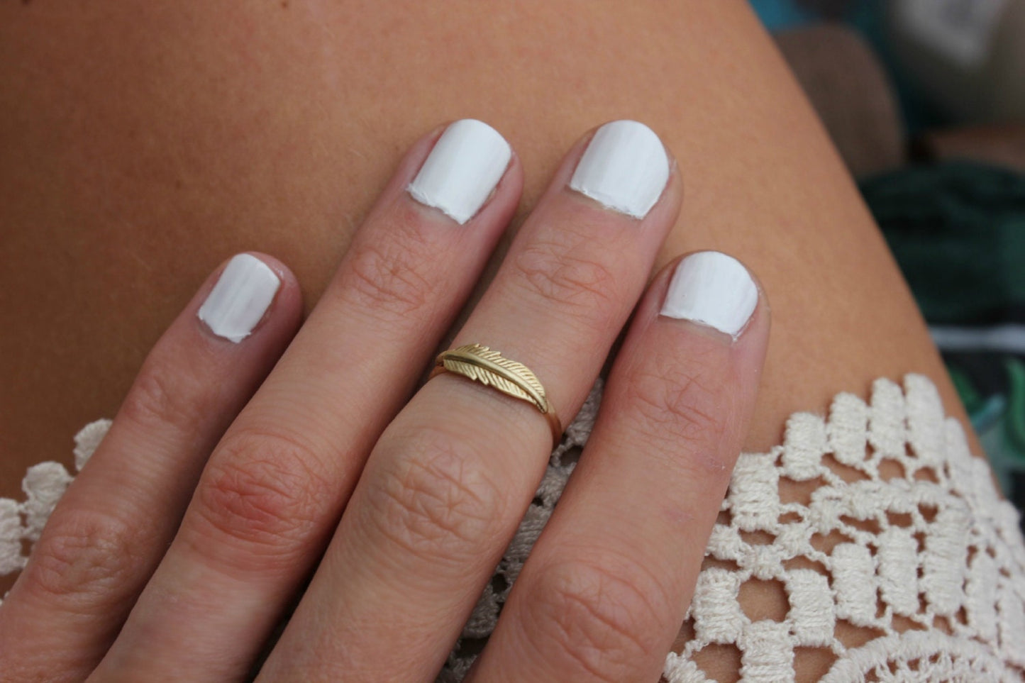 Gold feather midi ring